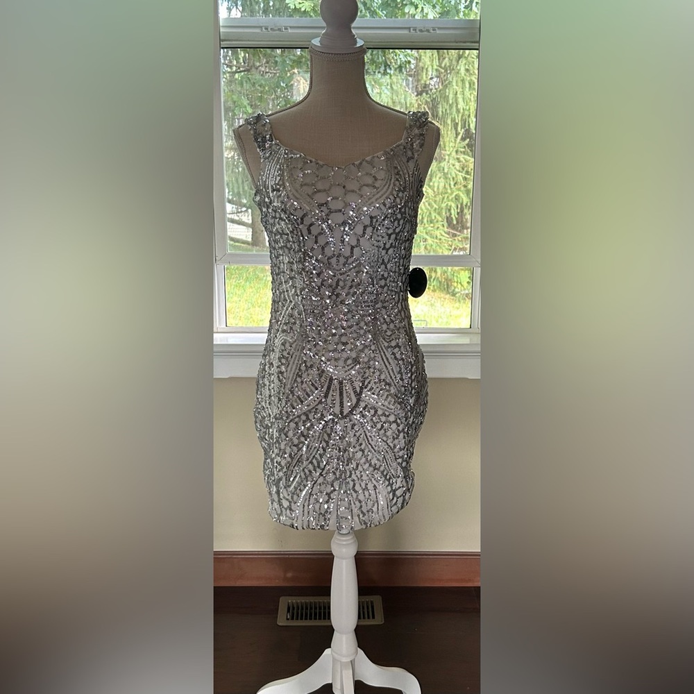 Hot Miami Styles Sequence Dress Silver /White Holiday Ready-Size M NWT🩶🤍
